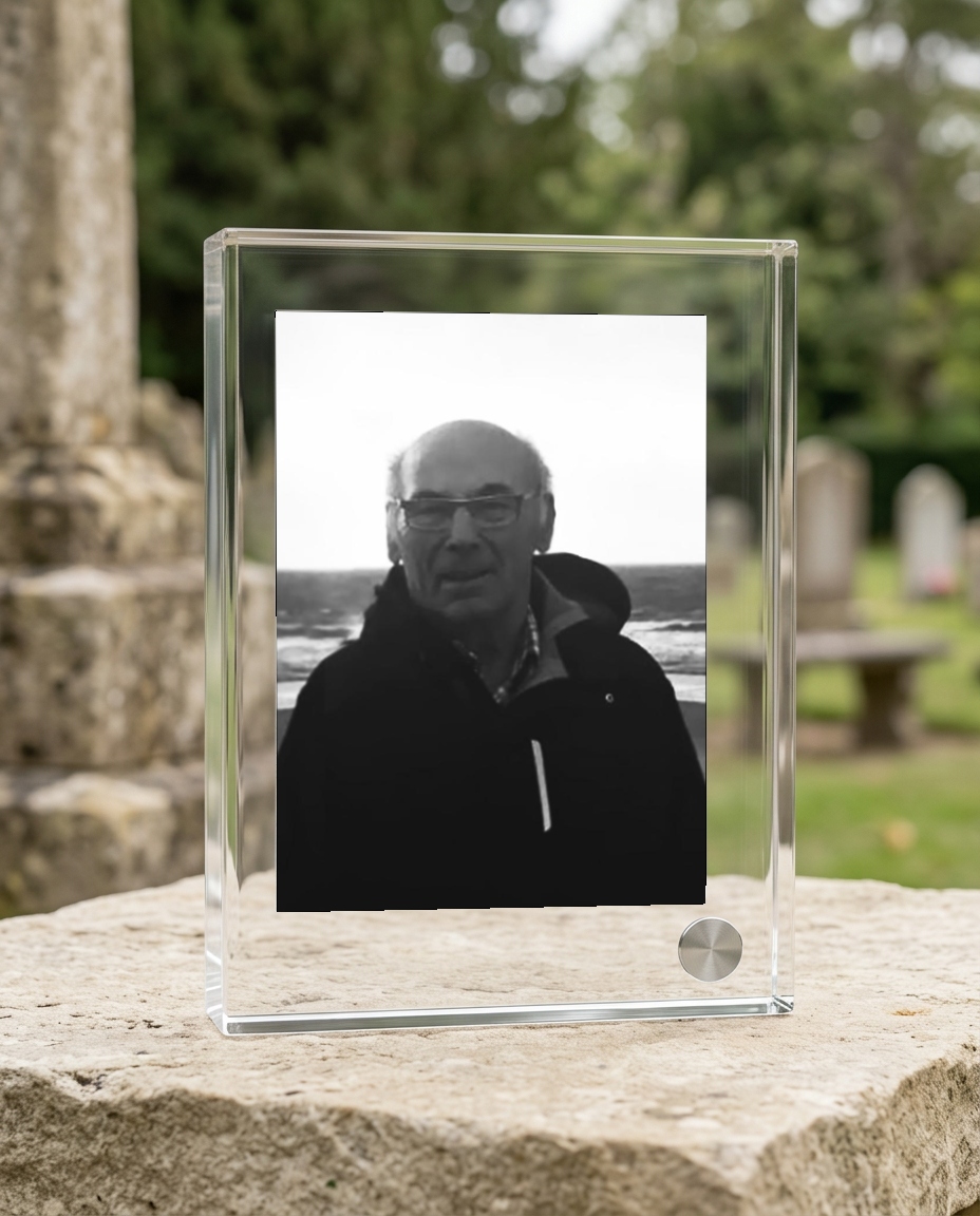 NFC-Plakette mit Foto am Grab